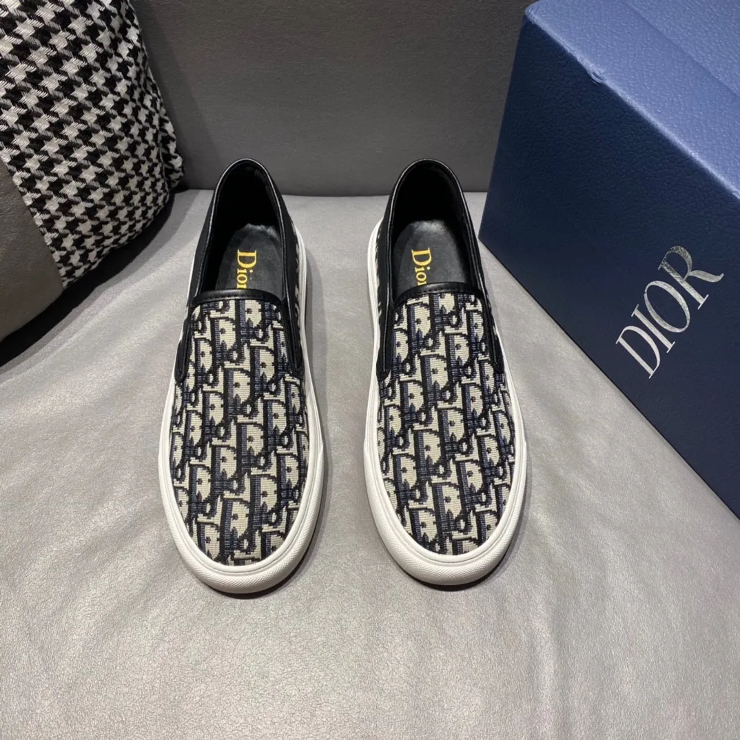 Factory price 340, Dior series casual shoes 👟🔥🕷🕷【Dior】Dior New casual men's shoes are launched in Hong Kong counters. Official website 1:1 production. Original Italian materials. Designed by European and American masters. Perfect shape to create counter quality, solid color rubber wear-resistant outsole and classic dazzling head! Super versatile and very comfortable. High-end without losing taste, fashionable and novel! ! Absolute focus! Code number: 38-45